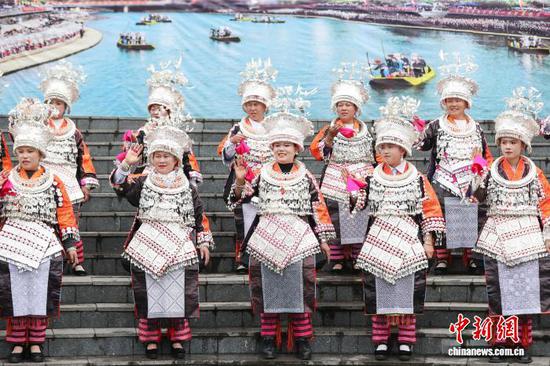 5月3日,贵州·台江2026年苗族姊妹节主要活动——“万人唱响翁你河”原生态苗歌对唱在贵州省黔东南州台江县翁你河畔举行。中新社记者 瞿宏伦 摄 5月3日,贵州·台江2026年苗族姊妹节主要活动——“万人唱响翁你河”原生态苗歌对唱在贵州省黔东南州台江县翁你河畔举行。中新社记者 瞿宏伦 摄