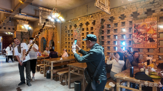烤肉店内1.5米烤肉吸引各地游客前来拍照。哈斯业提古丽·哈力克 摄