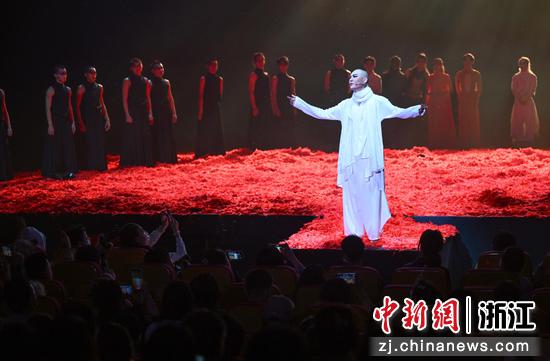 图为:演员返场表演。中新社记者 王刚 摄 图为:演员返场表演。中新社记者 王刚 摄
