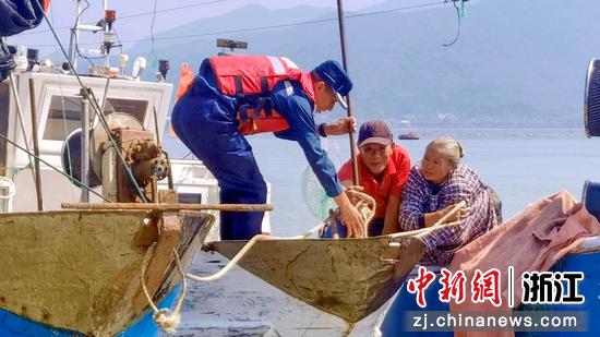 赵海然帮助渔民作业。浙江海警局&nbsp;供图