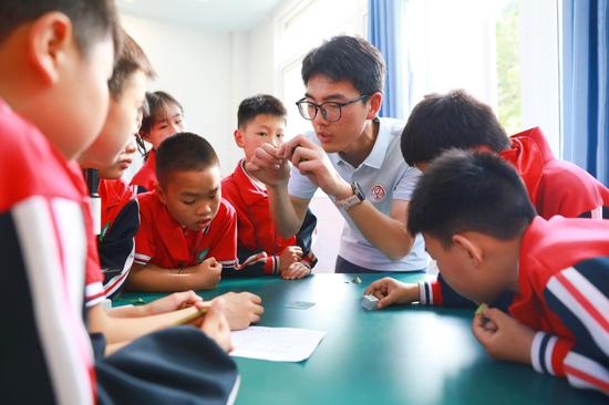 合肥工业大学研究生支教团成员正在上社团课。杨洁茹摄