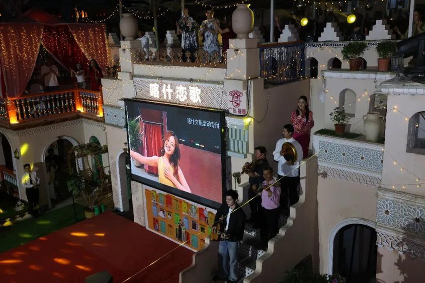 　　迷你剧《喀什恋歌》看片会在喀什温情启幕。

