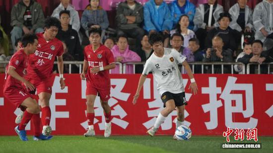 5月2日,贵州榕江“村超”比赛现场。 中新社记者 袁超 摄 5月2日,贵州榕江“村超”比赛现场。 中新社记者 袁超 摄