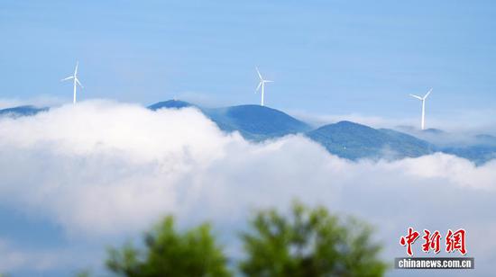 图为5月4日，航拍威宁自治县晨雾美景。