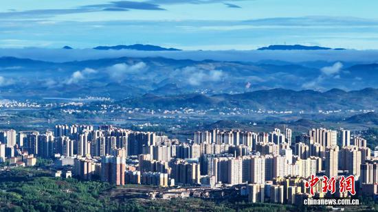图为5月4日，航拍威宁自治县县城晨雾美景。