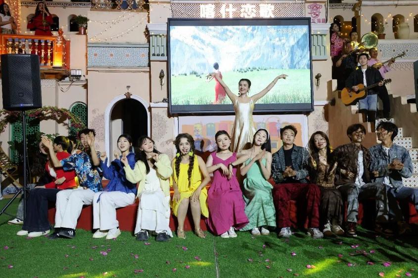 　　迷你剧《喀什恋歌》看片会在喀什温情启幕。

