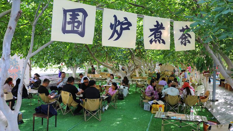 游客在红河谷营地享受极致下午茶。