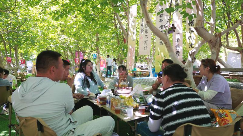 游客在红河谷营地享受惬意下午茶。