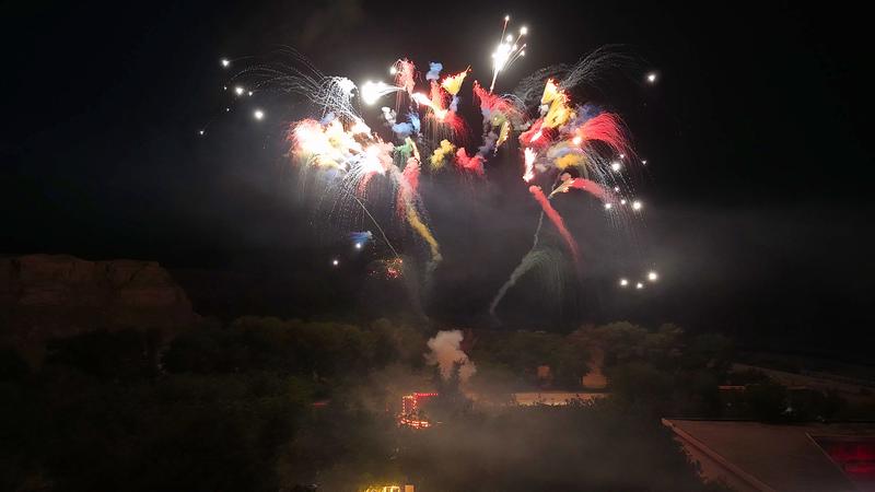 一束束烟花划破夜空，在红河谷上空绽放出金色、红色的绚丽花火。