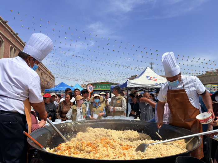免费的抓饭。杨杰 摄