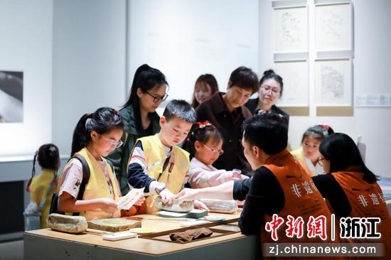 近日，小朋友在浙江之江文化中心体验现场。&nbsp;（主办方供图）