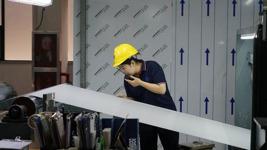 工作人员检查产品色差 工作人员检查产品色差