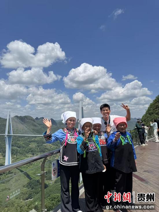 葛斯齐与当地布依族游客合影 葛斯齐与当地布依族游客合影