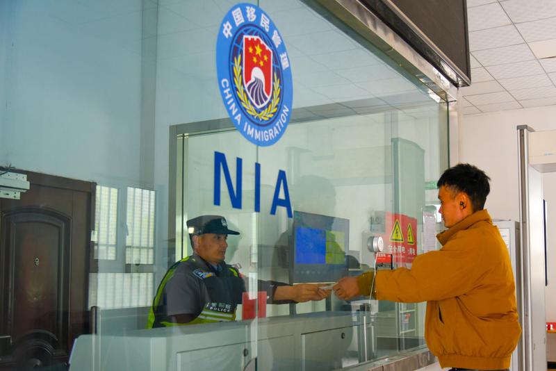 5月3日，库地边境检查站民警努尔依力·麦鲁甫在证件大厅为过往群众服务。李斌摄