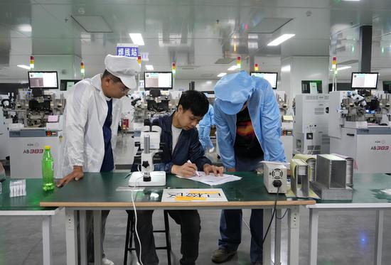 贵州旭鼎光电科技有限公司,工作人员正在进行生产技术指导。李锦明 摄 贵州旭鼎光电科技有限公司,工作人员正在进行生产技术指导。李锦明 摄