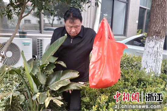 业委会成员带头义务劳动。煤山镇供图 业委会成员带头义务劳动。煤山镇供图