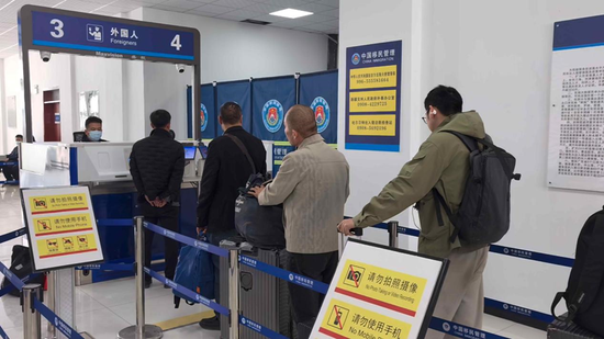 吐尔尕特出入境边防检查站民警正在为出入境旅客办理手续。