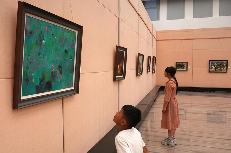 5月4日,市美术馆,两位学生在观赏浙江美术馆藏品展。克拉玛依融媒记者 崔文娟 摄 5月4日,市美术馆,两位学生在观赏浙江美术馆藏品展。克拉玛依融媒记者 崔文娟 摄