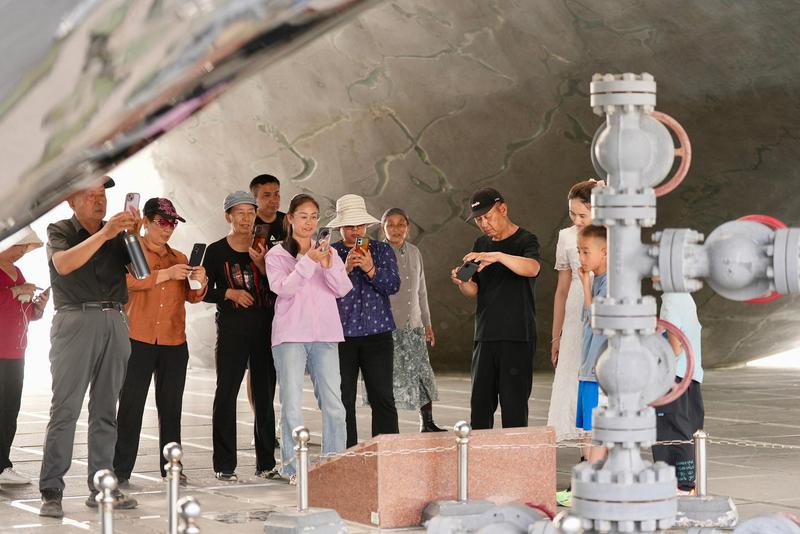 5月3日,游客游览克拉玛依一号井景区。克拉玛依融媒记者 崔文娟 摄 5月3日,游客游览克拉玛依一号井景区。克拉玛依融媒记者 崔文娟 摄