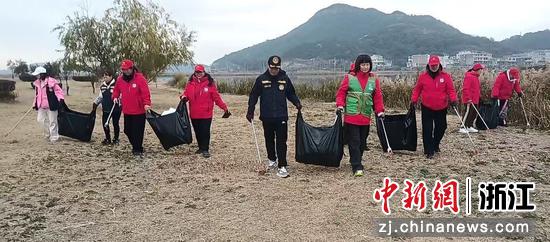 义警联合环保志愿者开展净海滩环保活动。&nbsp;褚树俊&nbsp;供图