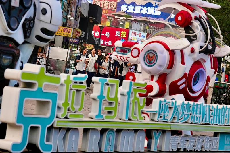 5月5日,游客在市区汇嘉滨河广场畅享美食、购物和娱乐。克拉玛依融媒记者 崔文娟 摄 5月5日,游客在市区汇嘉滨河广场畅享美食、购物和娱乐。克拉玛依融媒记者 崔文娟 摄