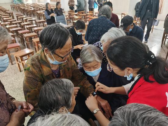 霞浦街道陈华浦社区为80岁以上老人配备智能健康手表 韩可盛供图