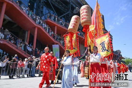 5月5日,巡游队伍“送春迎夏”仪式吸引民众登高观看。 王刚 摄 5月5日,巡游队伍“送春迎夏”仪式吸引民众登高观看。 王刚 摄