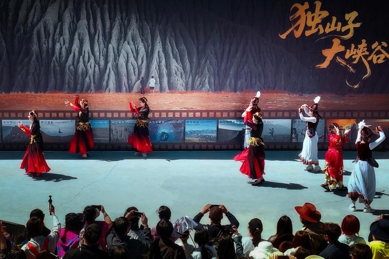 5月3日,游客在独山子大峡谷景区观看舞蹈表演。张波 摄 5月3日,游客在独山子大峡谷景区观看舞蹈表演。张波 摄