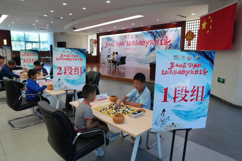 5月2日,围棋爱好者在克拉玛依棋院参加分段棋王赛。克拉玛依融媒记者 崔文娟 摄 5月2日,围棋爱好者在克拉玛依棋院参加分段棋王赛。克拉玛依融媒记者 崔文娟 摄