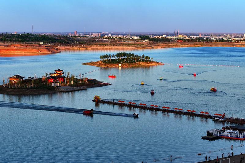 “五一”假期,金龙湖公园迎来人流高峰。夕阳下,游客乘小船荡漾湖面。克拉玛依融媒记者 崔文娟 摄 “五一”假期,金龙湖公园迎来人流高峰。夕阳下,游客乘小船荡漾湖面。克拉玛依融媒记者 崔文娟 摄