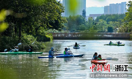 “五一”假期期间,浙江温州三垟湿地开展皮划艇等水上活动。温州生态园管委会 供图 “五一”假期期间,浙江温州三垟湿地开展皮划艇等水上活动。温州生态园管委会 供图