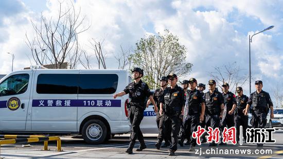 海岸景点周边，派出所巡特警与义警组织开展联合巡逻。&nbsp;庄云&nbsp;供图