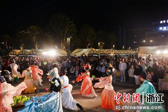 游客欣赏表演。 主办方 供图 游客欣赏表演。 主办方 供图