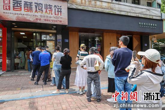 顾客在排队购买烧饼。武康街道供图 顾客在排队购买烧饼。武康街道供图