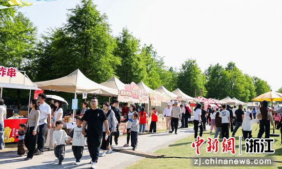 “五一”假期期间,浙江温州三垟湿地“垟”自然集游客如织。温州生态园管委会 供图 “五一”假期期间,浙江温州三垟湿地“垟”自然集游客如织。温州生态园管委会 供图