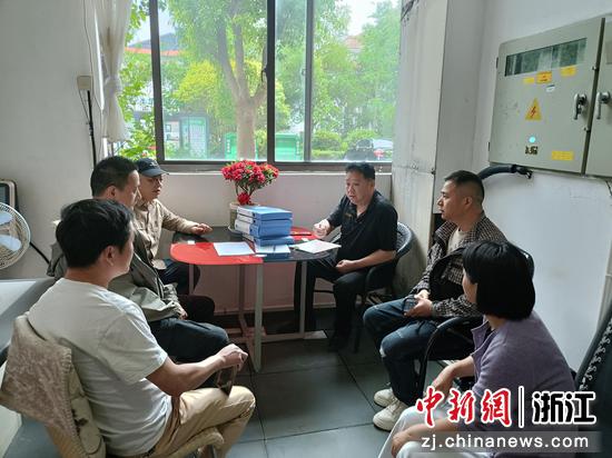 业委会成员及业主代表会商小区事项。煤山镇供图 业委会成员及业主代表会商小区事项。煤山镇供图