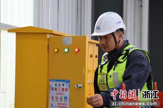 迟旭在检查设备。乍嘉苏改扩建项目&nbsp;供图