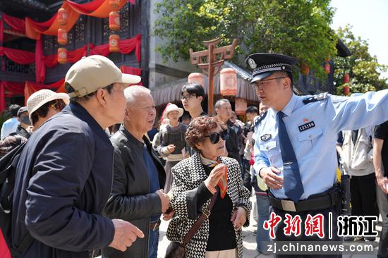 近日，宁波民警为景区游客指引方向、答疑解惑。宁波公安&nbsp;供图