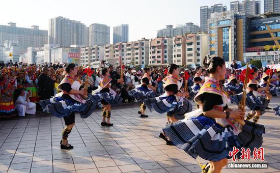图为六盘水2026年避暑季开季当天的节目表演,吸引市民和游客观看。记者 周燕玲 摄 图为六盘水2026年避暑季开季当天的节目表演,吸引市民和游客观看。记者 周燕玲 摄