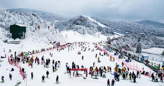 玉舍雪山滑雪场 图源天眼新闻