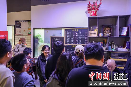 假期期间,面馆内顾客盈门。武康街道供图 假期期间,面馆内顾客盈门。武康街道供图