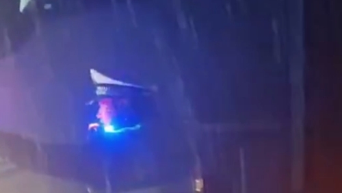 新疆乌恰：凌晨突降雨夹雪 民警连夜奋战护平安