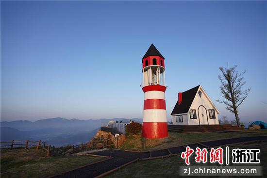王位山上的“日升王位”营地。黄湖镇供图