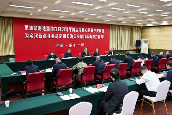 5月6日，自治区党委副书记、兵团党委书记、政委何忠友在十一师调研并主持召开座谈会，听取十一师工作汇报。兵团日报全媒体记者 张鑫 摄