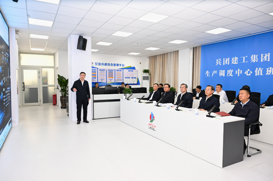 5月6日，自治区党委副书记、兵团党委书记、政委何忠友在兵团建工集团调度中心，听取建工集团经营情况和数字化管理平台建设运行情况汇报，视频调度承揽工程建设情况。兵团日报全媒体记者 张鑫 摄