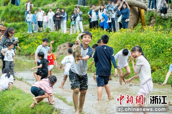 游客在云和梯田休闲。云和梯田景区供图