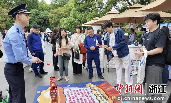 民众体验投壶,了解安全知识。钱晨菲 摄 民众体验投壶,了解安全知识。钱晨菲 摄