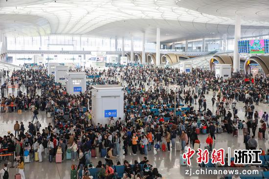 杭州西站客流交织叠加。湖杭铁路 供图 杭州西站客流交织叠加。湖杭铁路 供图