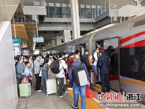 旅客在横店站上车。杭温高铁 供图 旅客在横店站上车。杭温高铁 供图