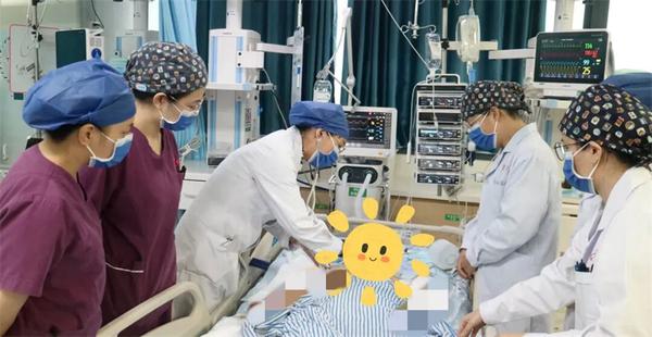 右医附院以团队合力为重症患儿筑牢生命屏障(资料图片)右医附院 供图 右医附院以团队合力为重症患儿筑牢生命屏障(资料图片)右医附院 供图